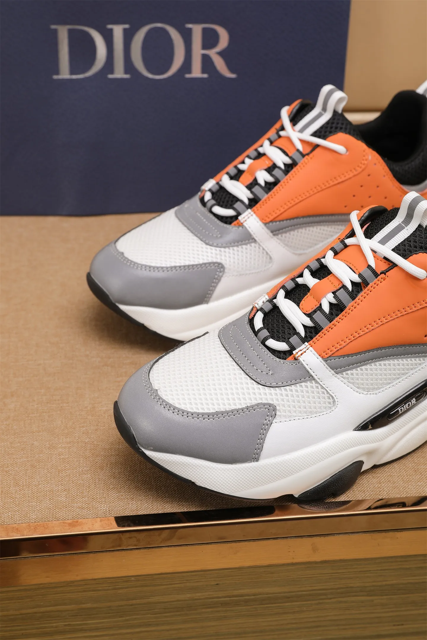 Factory price: 460💰Dior’s top version of D’s b22 men’s sports shoes. Inspired by retro running styles, the chunky low-top silhouette features gray calf leather and blue and white mesh fabric uppers, atop a black, white and blue engraved rubber sole. Nylon ribbon accents the blue mesh tongue and heel counter, and a "dio~" logo appears on the side. Pair it with a suit for a striking contrast and add a sportswear-chic edge to your look. The thick sole can be about 4cm~ Size: 38-45, [46, 47 customized]